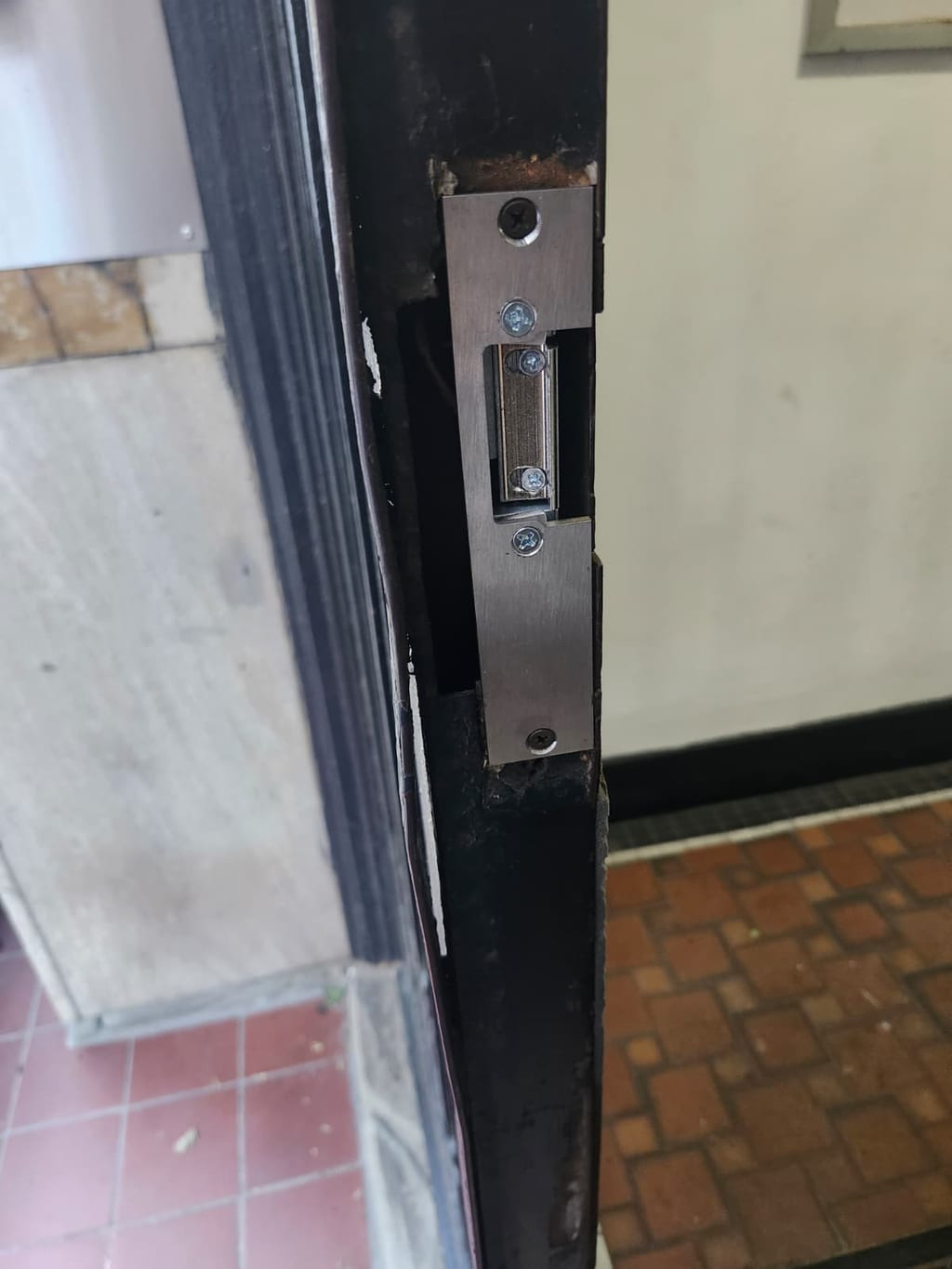 Electric Strike Installation in Times Square, Manhattan by Sunny Locksmith (photo 2)